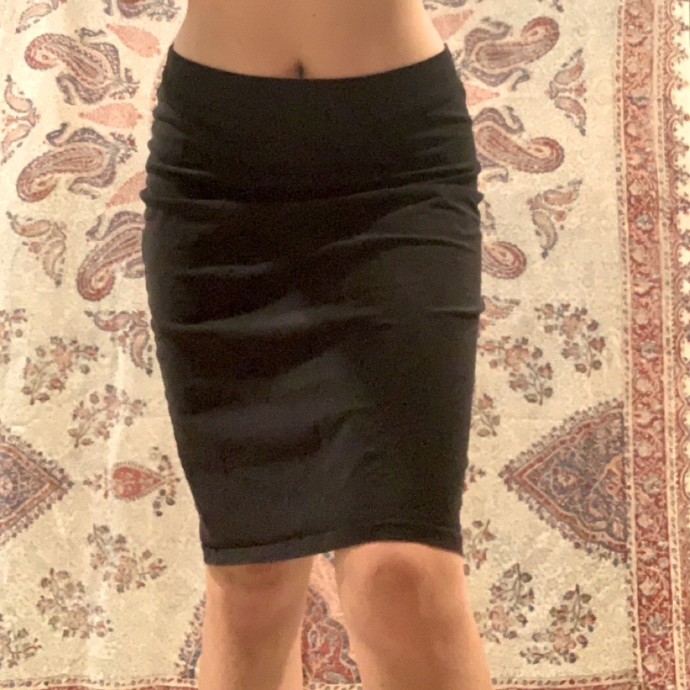 Mid-rise knee length pencil skirt black size large